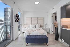 Caja de seguridad en la habitación y tabla de planchar con plancha
