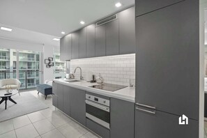 Refrigerador, microondas, horno, placa de cocina