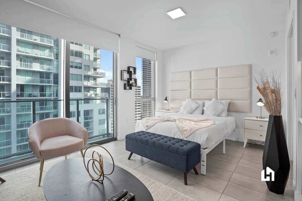 セーフティボックス (室内)、アイロン / アイロン台、旅行用ベビーベッド、WiFi (無料)