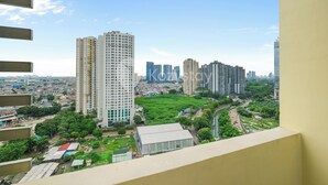 Un edificio de gran altura con varios pisos y una vista panorámica de la ciudad al fondo.