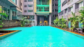 Una piscina al aire libre
