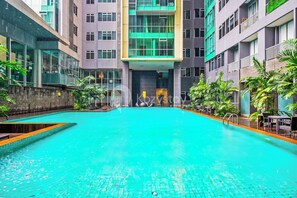 Una piscina al aire libre