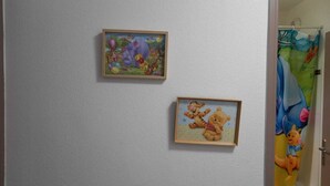 Une salle de bain avec un rideau de douche orné de personnages de dessins animés.