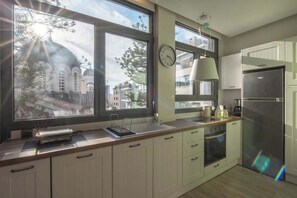 Fridge, microwave, oven, stovetop