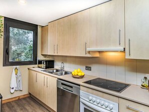 Kühlschrank, Mikrowelle, Ofen, Geschirrspüler