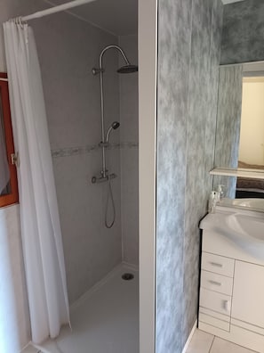 Shower, hair dryer, towels, shampoo - Chambre et Table d'Hôtes (Campan)