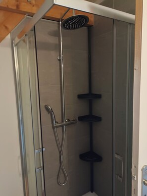 Dusj, hårføner, håndklær og sjampo