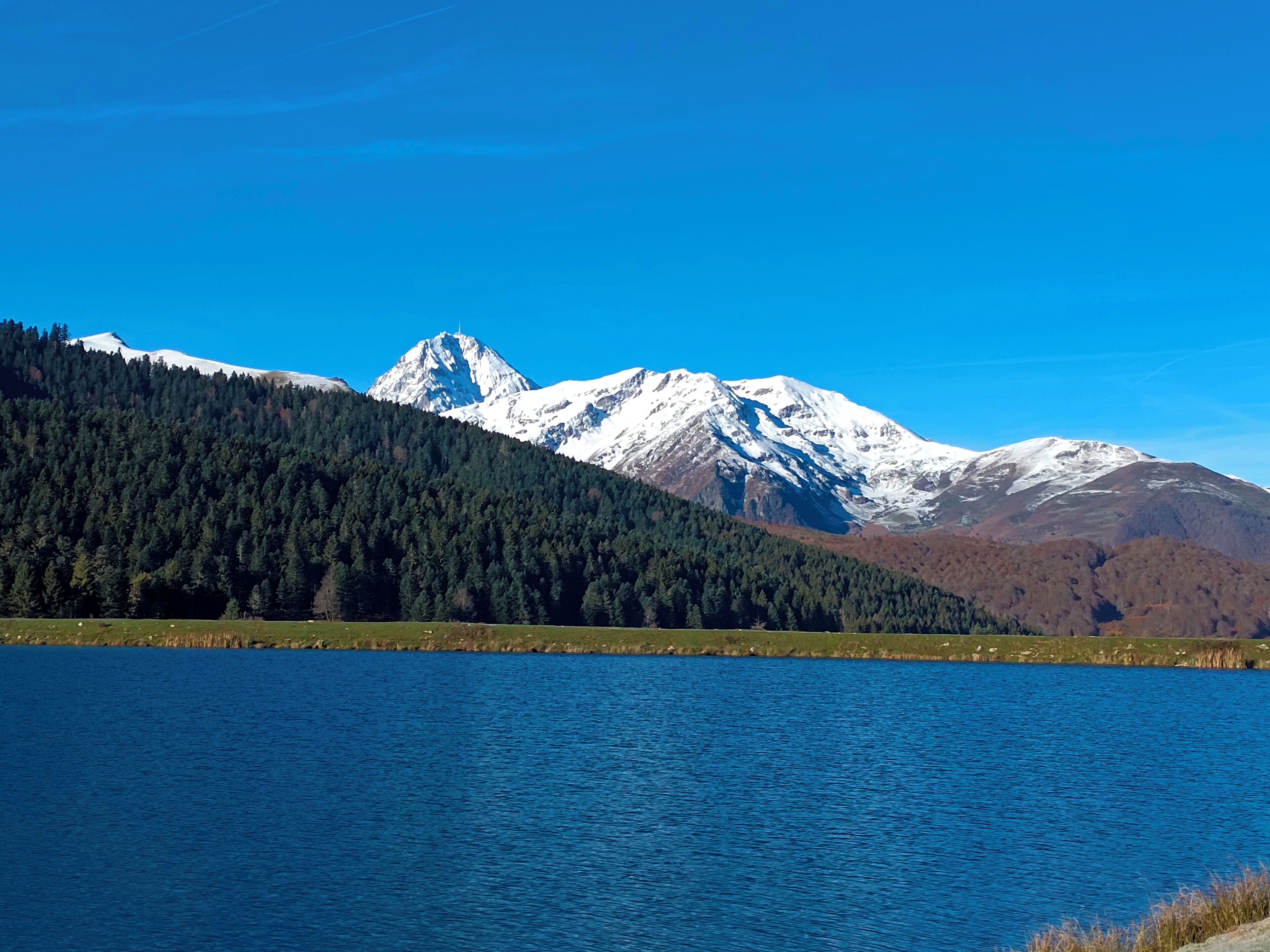 Un lago con montañas al fondo.