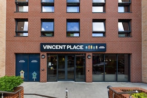 Un edificio in mattoni con un'insegna che recita 'VINCENT PLACE STUDENT ROOST'.