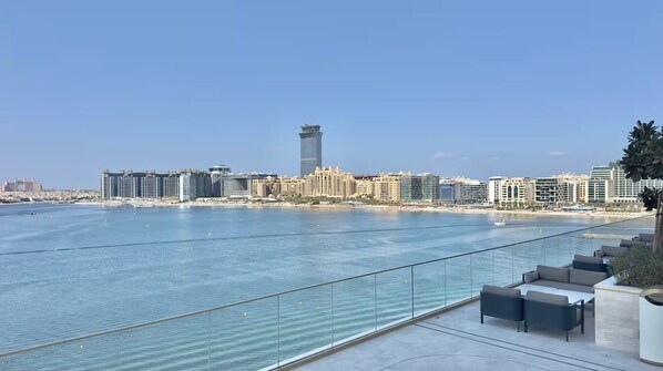 Property grounds - Stylish 2BR Waterfront Bliss: Grand Bleu 02 (Dubai)