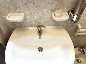 Shower, towels - Apartmen near the Scala Dei Turchi Beach (Realmonte)