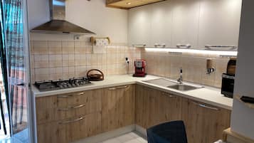 KĂŒhlschrank, Mikrowelle, Ofen, Herdplatte