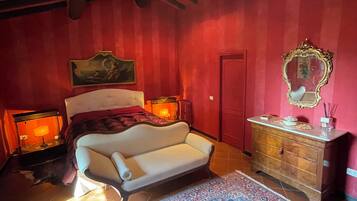 4 bedrooms, desk, iron/ironing board, travel cot