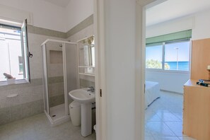 Douche, sèche-cheveux, serviettes fournies
