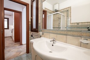 Bruser, hårtørrer, bidet, håndklæder