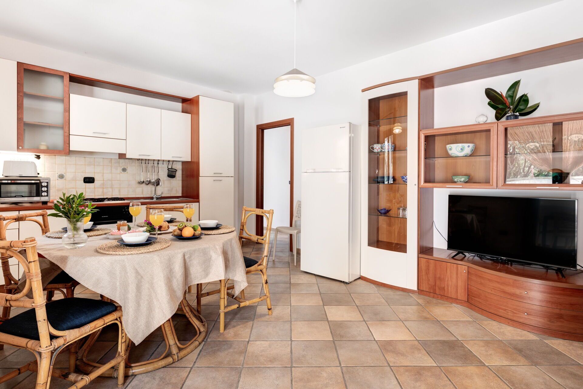 Jääkaappi, uuni, liesi, kahvin-/teenkeitin