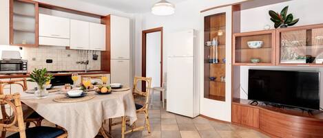 Jääkaappi, uuni, liesi, kahvin-/teenkeitin