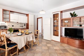 Fridge, oven, stovetop, coffee/tea maker