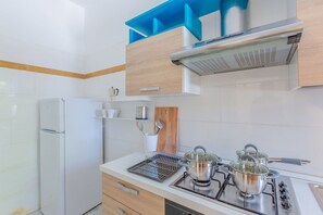 Een koelkast, een magnetron, een oven, een vaatwasser