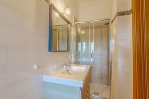 Shower, hair dryer, bidet, towels