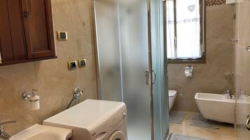Een douche, handdoeken