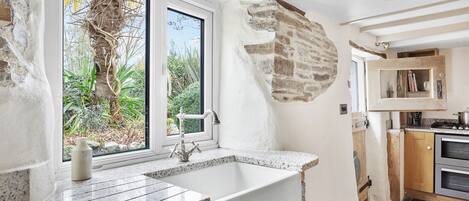 Jääkaappi, mikroaaltouuni, uuni, astianpesukone