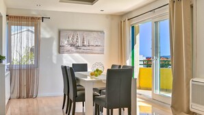 Makan di kamar