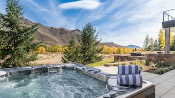 Tina de hidromasaje al aire libre