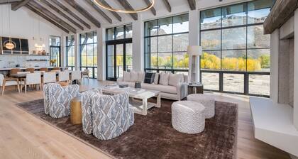 Ketchum Home with Hot Tub, Fireplaces, Pool Table, Mountain Views!