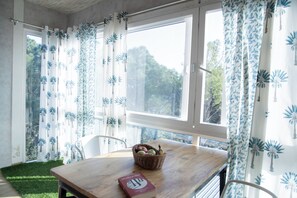 Luxury Room | Rollaway beds, free WiFi, bed sheets - Acanti Dharamshala (Dharamshala)