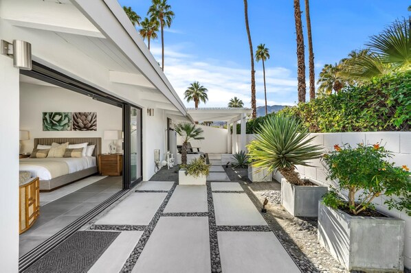 Terrace/patio - Festive Availability! Palm Springs Home with a Pool! Ping Pong Table! Fire Pit (Palm Springs)