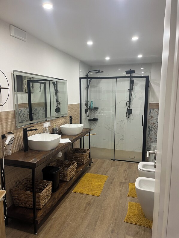 Een douche, een haardroger, een bidet, handdoeken