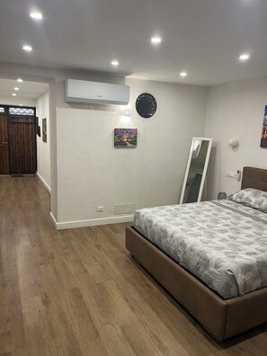 1 slaapkamer, een bureau, een strijkplank/strijkijzer, gratis wifi