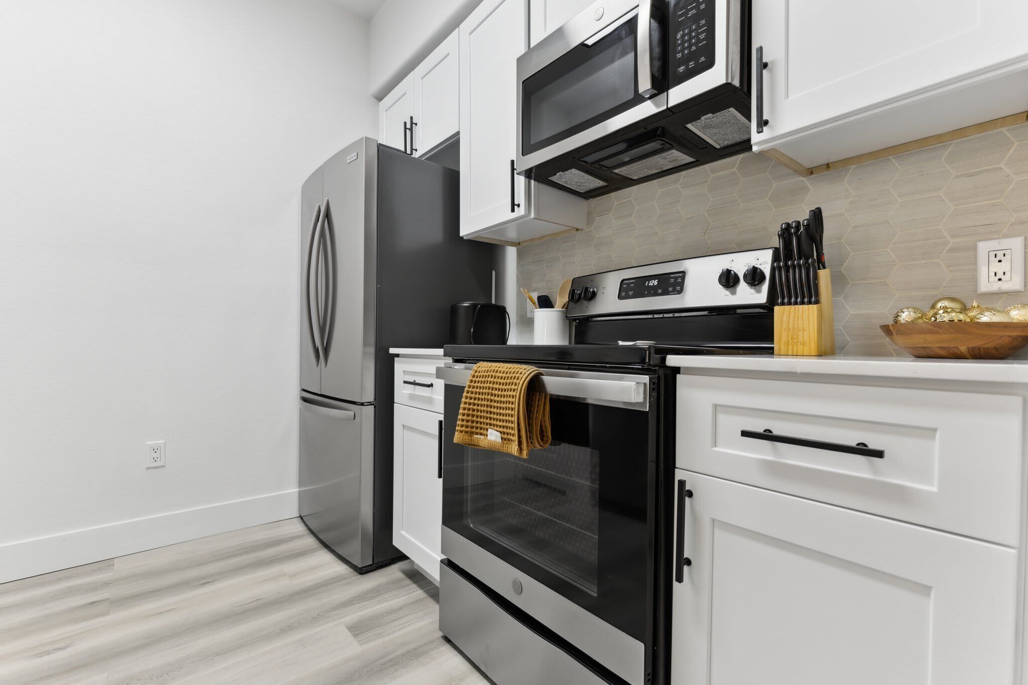 Een koelkast, een microgolfoven, een oven, een kookplaat