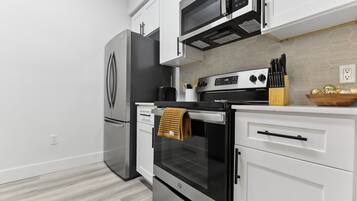 Een koelkast, een microgolfoven, een oven, een kookplaat