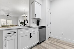 冰箱、微波炉、烤箱、炉灶