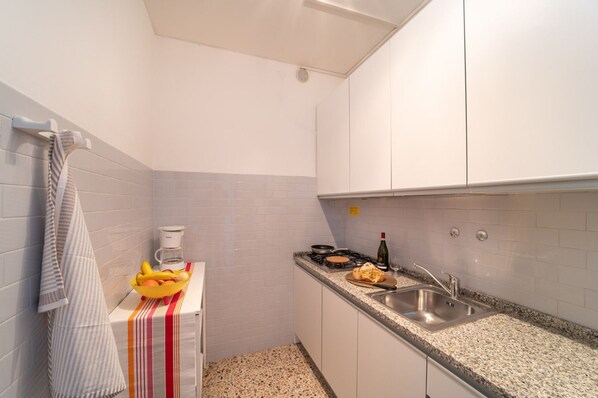 Køleskab, mikrobølgeovn, kaffe-/temaskine