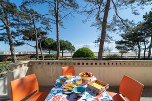 屋外ダイニングエリア