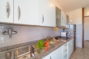 Kühlschrank, Mikrowelle, Herdplatte, Wasserkocher mit Kaffee-/Teezubehör