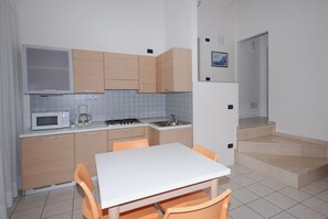 Kühlschrank, Mikrowelle, Herdplatte, Wasserkocher mit Kaffee-/Teezubehör