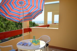 Outdoor dining - Centric beachfront apartment (Bibione)