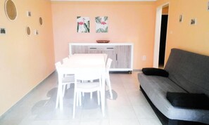 Interior - 3 Rooms 6 People (Roses)