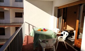 Outdoor dining - 3 Rooms 6 People (Roses)