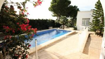 Una piscina cubierta, una piscina al aire libre