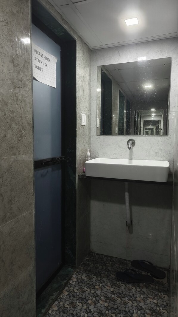 Bathroom - Green Apple PG & Dormitory (Mumbai)