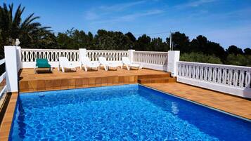 Una piscina cubierta, una piscina al aire libre