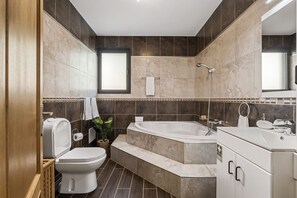 Douche, sèche-cheveux, serviettes fournies