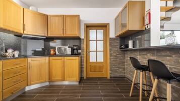 KĂŒhlschrank, Mikrowelle, Ofen, Wasserkocher mit Kaffee-/Teezubehör