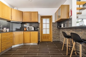 Fridge, microwave, oven, coffee/tea maker