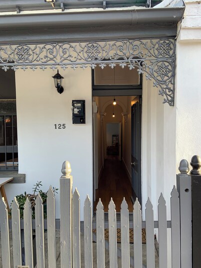 Collingwood workers cottage with courtyard garden, close to everything!